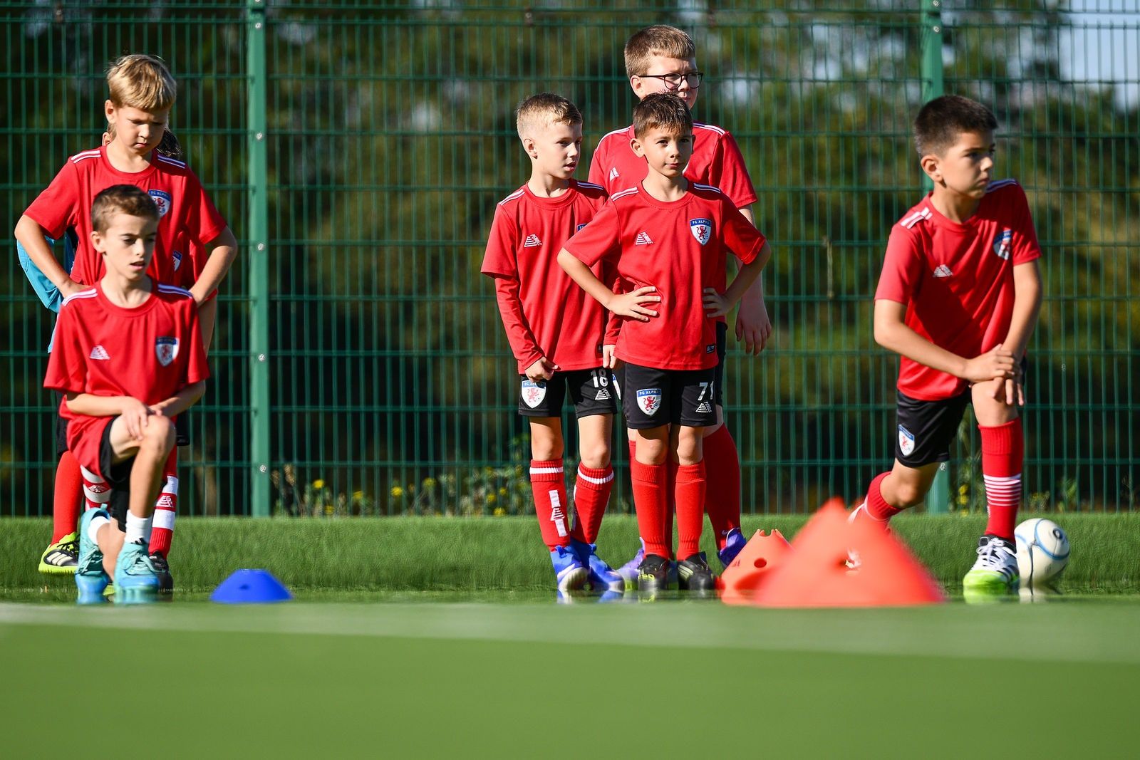 Jucători de la Under 10 la antrenament pe terenul 3G din Basildon Sporting Village