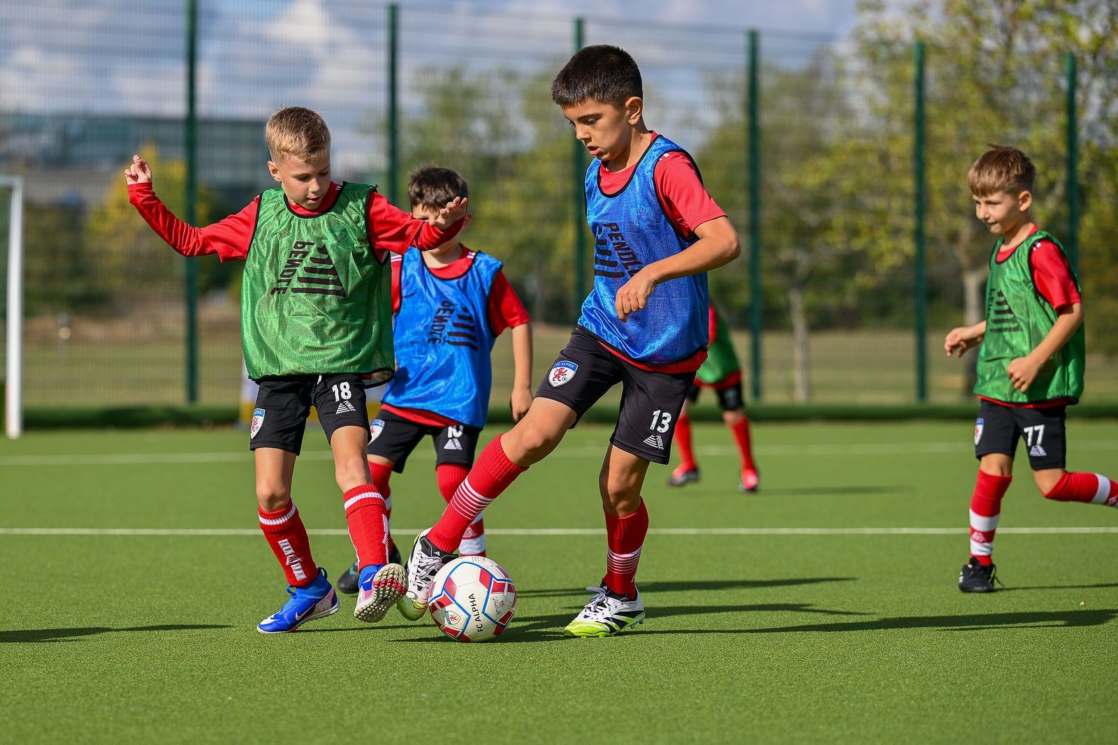Jucători de la Under 10 la antrenament pe terenul 3G din Basildon Sporting Village