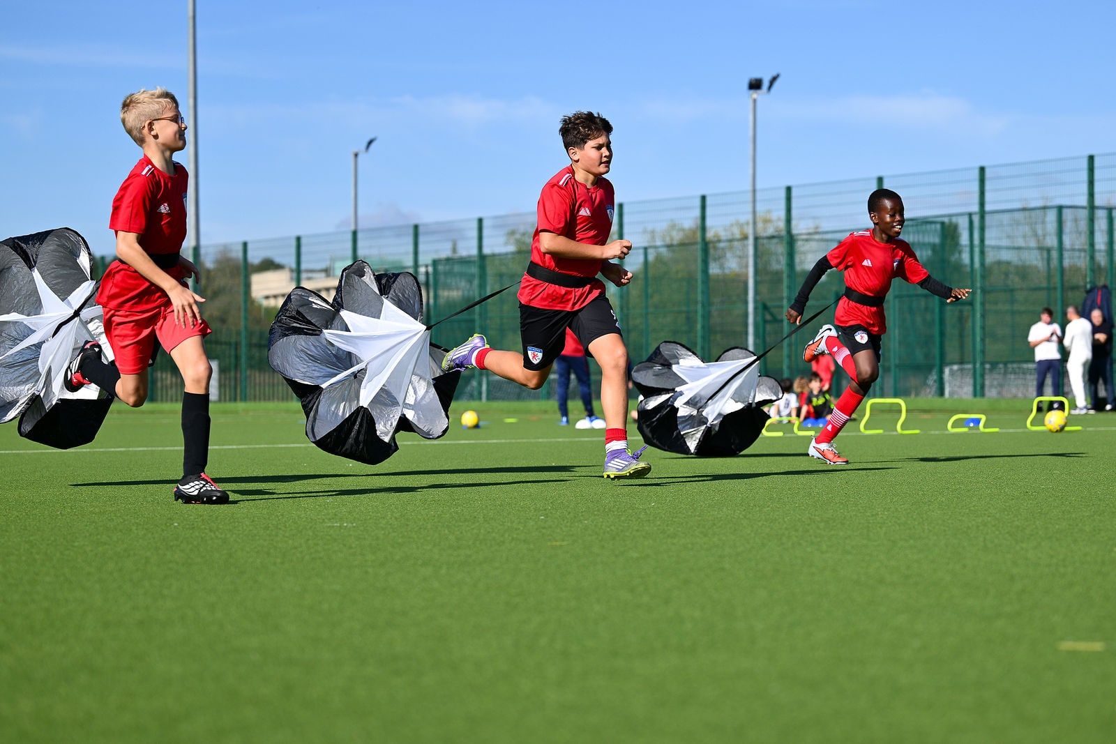 Jucători de la Under 12 într-un exercițiu de joc, FC Alpha Academy, Basildon