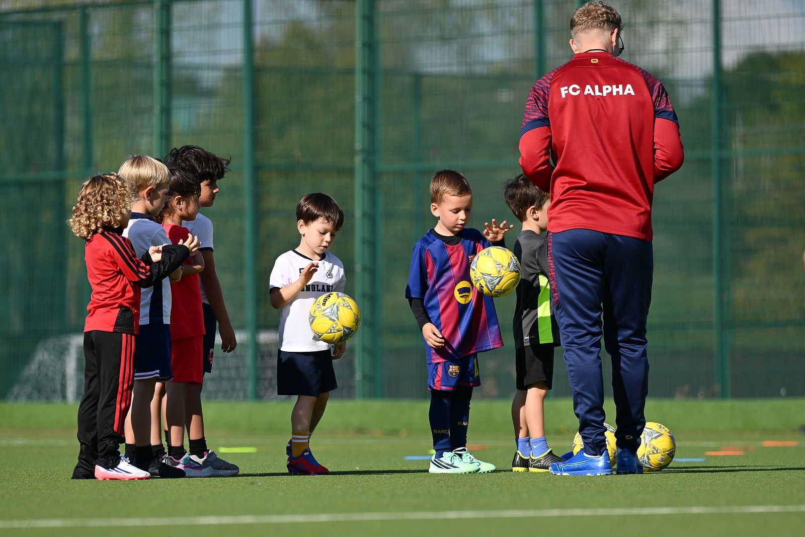 Copii de la Under 6 jucând fotbal la FC Alpha Academy, Basildon